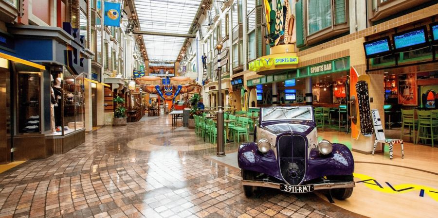 Внутренний бульвар Royal Promenade на Adventure of the Seas